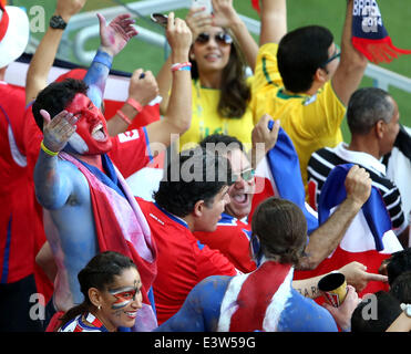 Recife, Brasilien. 29. Juni 2014. Costa Rica-Fans sehen eine Runde der letzten 16 zwischen Costa Rica und der FIFA WM 2014 in der Arena Pernambuco Stadion in Recife, Brasilien, Griechenland am 29. Juni 2014 übereinstimmen. Bildnachweis: Cao Can/Xinhua/Alamy Live-Nachrichten Stockfoto