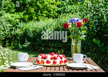 Gemacht und dekorierten Tisch für eine Tasse Kaffee im Garten im Sommer Stockfoto