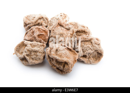 Gesalzene Pflaumen auf weißem Hintergrund Stockfoto
