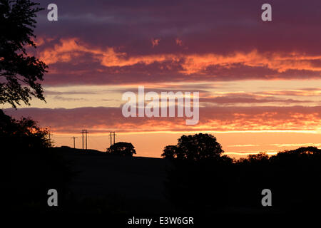 Lochwinnoch, Renfrewshire, Schottland, UK, Montag, 30. Juni 2014. Sonnenaufgang über der Landschaft bei Lochwinnoch in Renfrewshire zu Beginn eines Tages, der trocken, warm und sonnig sein soll Stockfoto