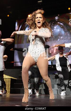 East Rutherford, NJ, USA. 29. Juni 2014. Jennifer Lopez auf der Bühne für 103,5 KTU KTUphoria 2014 - Konzert, IZOD Center, East Rutherford, NJ 29. Juni 2014. Bildnachweis: Andres Otero/Everett Collection/Alamy Live-Nachrichten Stockfoto