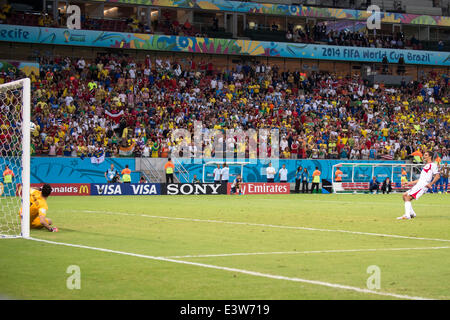 Recife, Brasilien. 29. Juni 2014. Orestis Karnezis (GRE), Celso Borges (CRC) Fußball: Celso Borges von Costa Rica punktet im Siebenmeterschießen während des FIFA World Cup Brasilien 2014 Runde von 16 Matches zwischen Costa Rica 1(5-3) 1 Griechenland bei Arena Pernambuco Recife in Brasilien. Bildnachweis: Maurizio Borsari/AFLO/Alamy Live-Nachrichten Stockfoto