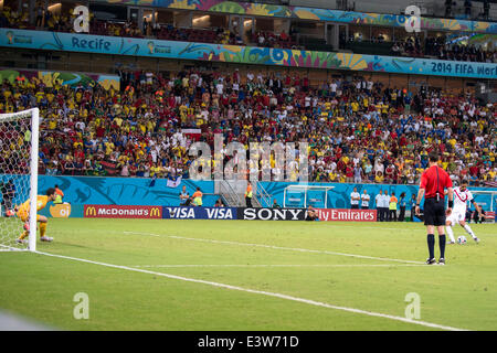 Recife, Brasilien. 29. Juni 2014. Orestis Karnezis (GRE), Bryan Ruiz (CRC) Fußball: Bryan Ruiz von Costa Rica punktet im Siebenmeterschießen während des FIFA World Cup Brasilien 2014 Runde von 16 Matches zwischen Costa Rica 1(5-3) 1 Griechenland bei Arena Pernambuco Recife in Brasilien. Bildnachweis: Maurizio Borsari/AFLO/Alamy Live-Nachrichten Stockfoto