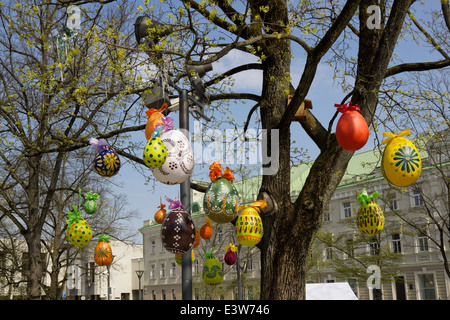 Dekorative Ostereier hängend auf einem Baum im öffentlichen park Stockfoto