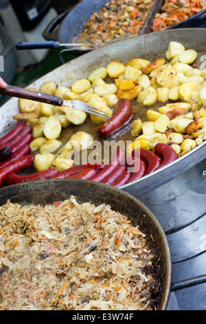 Suppen - Kohl Eintopf, geräucherte Wurst und Kartoffeln in Schmalz gebraten. Selektive Kunst Fokus Stockfoto