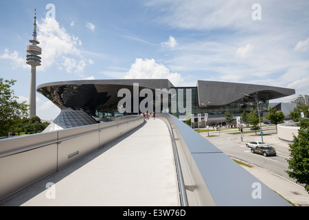 BMW Welt und BMW Welt mit Olympiaturm München, Upper Bavaria, Bayern, Deutschland, Europa Stockfoto