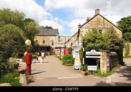 Blick auf den Motor Museumsbauten in der Mitte des Dorfes, Bourton am Wasser, England, UK, Westeuropa. Stockfoto