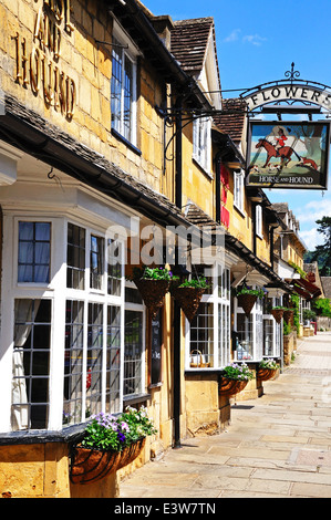 Pferd und Hund Public House entlang High Street, Broadway, Cotswolds, Worcestershire, England, UK, Westeuropa. Stockfoto