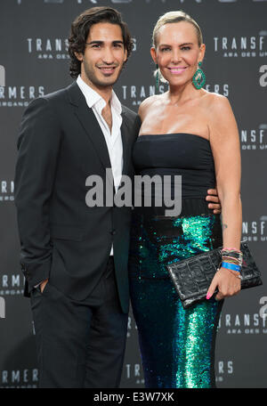 Berlin, Deutschland. 29. Juni 2014. Natascha Ochsenknecht und ihr Partner Umut Kekilli für die Premiere von kommt "Transformers: Age of Extinction" in Berlin, Deutschland, 29. Juni 2014. Der Film erscheint am 17. Juli 2014 in den deutschen Kinos. Foto: Tim Brakemeier/Dpa/Alamy Live News Stockfoto