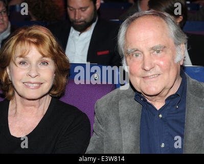 Schauspielerin Senta Berger und ihr Ehemann, Regisseur Michael Verhoeven, stellen auf dem Filmfest München in München, 29. Juni 2014. Foto: Ursula Düren/dpa Stockfoto