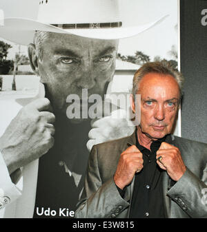 Schauspieler Udo Kier posiert vor seinem Porträt auf dem Filmfest München in München, 29. Juni 2014. Kier wird am 30. Juni mit dem CineMerit Award bei den Fstival geehrt. Foto: Ursula Düren/dpa Stockfoto