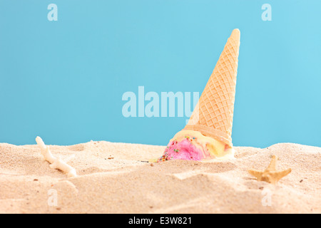 Studioaufnahme von ein Eis spritzte auf sand Stockfoto