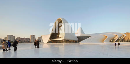 Heydar Alijew Kulturzentrum, Baku, Aserbaidschan. Architekt: Zaha Hadid Architects, 2013. Panorama Ansicht des Plaza, kulturelle Stockfoto