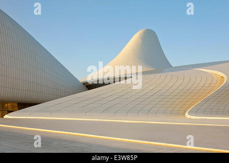 Heydar Alijew Kulturzentrum, Baku, Aserbaidschan. Architekt: Zaha Hadid Architects, 2013. Gewellte Fassade Detail. Stockfoto