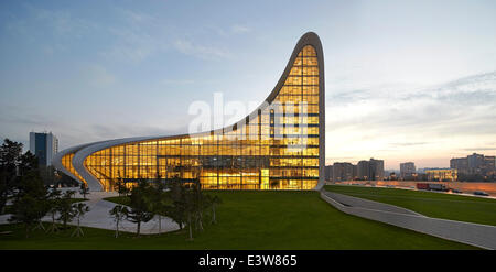 Heydar Alijew Kulturzentrum, Baku, Aserbaidschan. Architekt: Zaha Hadid Architects, 2013. Sonnenuntergang mit gepflegten Grün ein Stockfoto