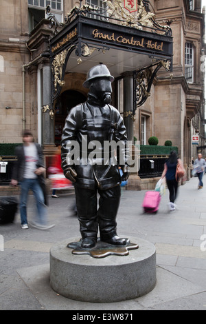 Bürger-Feuerwehrmann, Gordon Street, Glasgow. Die Bronzeskulptur von Kenny Hunter, Schottland, UK Stockfoto