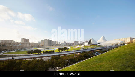 Heydar Alijew Kulturzentrum, Baku, Aserbaidschan. Architekt: Zaha Hadid Architects, 2013. Gesamte Höhe des Stadtbildes, infrast Stockfoto