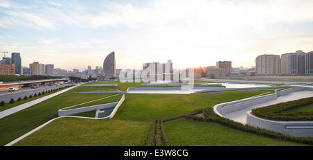 Heydar Alijew Kulturzentrum, Baku, Aserbaidschan. Architekt: Zaha Hadid Architects, 2013. Gesamte Höhe des Stadtbildes, Straßen Stockfoto