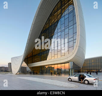 Heydar Alijew Kulturzentrum, Baku, Aserbaidschan. Architekt: Zaha Hadid Architects, 2013. Haupteingang mit Ansatz. Stockfoto