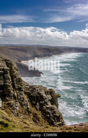 Blick entlang der Süd-West Coastal Path Tubby Kopf, St Agnes vorbei Wheal Coates Tin Mine und das Towanroath Maschinenhaus. Stockfoto