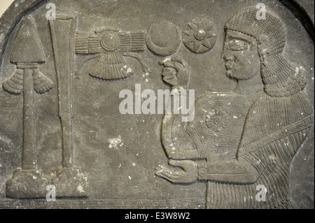 Stele mit Relief Darstellung assyrischen offizielle Bel-Harran-Beli-Usur beten vor göttlichen Symbole. 8. Jahrhundert v. Chr.. Marmor. Stockfoto