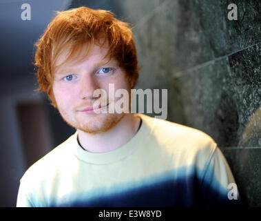 Berlin, Deutschland. 23. Juni 2014. Britischer Sänger und Songschreiber Ed Sheeran posiert in Berlin, Deutschland, 23. Juni 2014. Foto: Britta Pedersen/Dpa/Alamy Live News Stockfoto