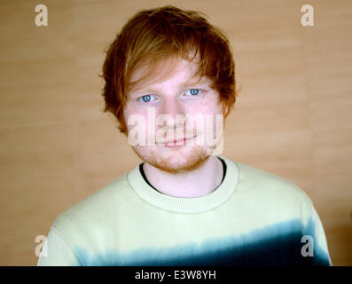 Berlin, Deutschland. 23. Juni 2014. Britischer Sänger und Songschreiber Ed Sheeran posiert in Berlin, Deutschland, 23. Juni 2014. Foto: Britta Pedersen/Dpa/Alamy Live News Stockfoto