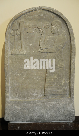 Stele mit Relief Darstellung assyrischen offizielle Bel-Harran-Beli-Usur beten vor göttlichen Symbole. 8. Jahrhundert v. Chr.. Marmor. Stockfoto