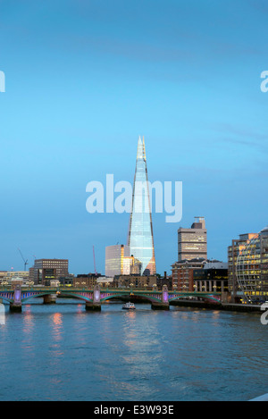 Späte Nachmittagssonne leuchtet auf die Skyline von London. Die Scherbe ist der höchste Wolkenkratzer in Westeuropa. Stockfoto