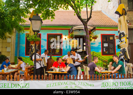 Band spielt serbische Volksmusik Skadarlija, Skadar Straße, ehemalige Künstlerviertel, Belgrad, Serbien Stockfoto