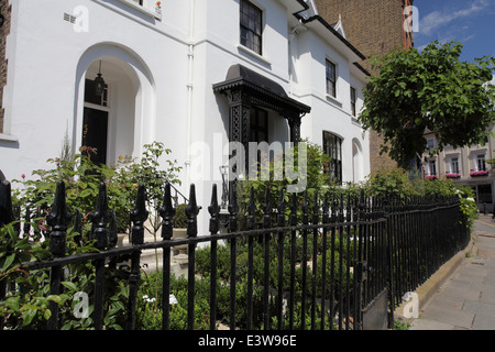 Typisches Haus in Launceston Place gebaut eine eigenständige Entwicklung bekannt als Kensington New Town in den 1840er Jahren, London W8 Stockfoto