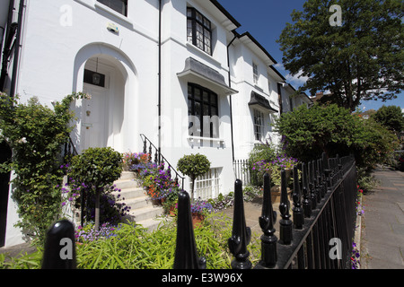 Typisches Haus in Launceston Place gebaut eine eigenständige Entwicklung bekannt als Kensington New Town in den 1840er Jahren, London W8 Stockfoto