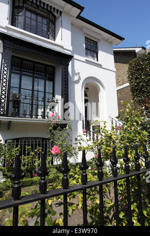 Typisches Haus in Launceston Place gebaut eine eigenständige Entwicklung bekannt als Kensington New Town in den 1840er Jahren, London W8 Stockfoto