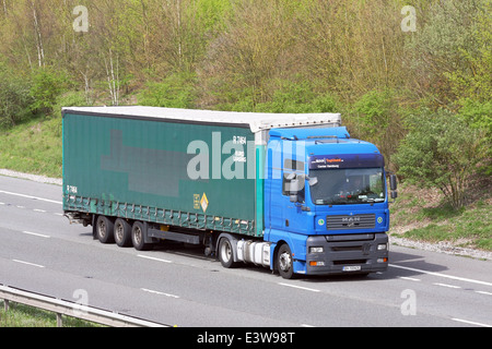 Eine unmarkierte ausländische LKW Reisen entlang der Autobahn M20 in Kent, England Stockfoto