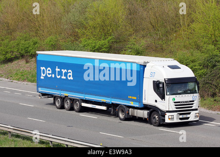 Eine ausländische LKW Reisen entlang der Autobahn M20 in Kent, England Stockfoto