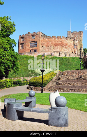 Blick auf die Burg vom Schloss mit dem mercian Regiment Monument, das sich in den Vordergrund, Tamworth, Großbritannien. Stockfoto