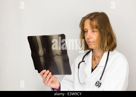 Ärztin, x-ray Foto betrachten Stockfoto