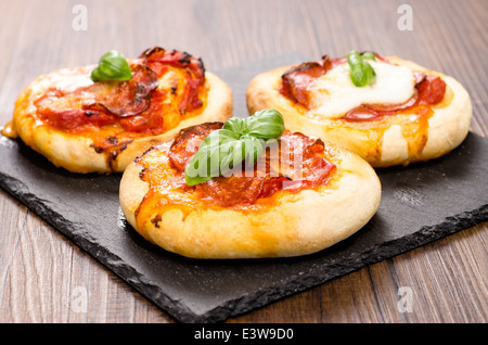 Mini-Pizza mit Chorizo Salami Wurst und Mozzarella-Käse Stockfoto