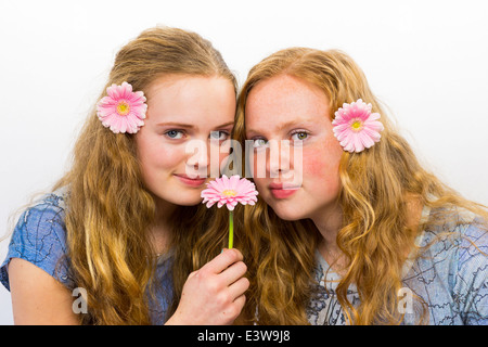 Zwei Mädchen mit rosa Blüten im Haar Stockfoto