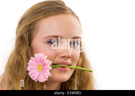 Gesicht des Mädchens mit Blume im Mund Stockfoto