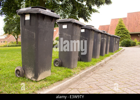 Graue Mülltonnen in Folge Stockfoto