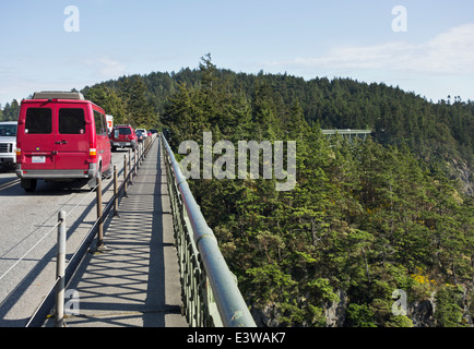 Fahrzeuge auf der Brücke über Deception Pass, im Staate Washington, Fidalgo Island mit Whidbey Island State Route 20 verbinden Stockfoto