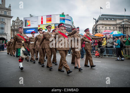 Soldaten marschieren am Piccadilly Circus bei Pride in London 2014 Stockfoto