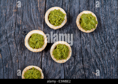 Mini-Törtchen mit Brokkoli-Püree Stockfoto