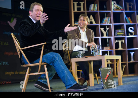 (l-R) Jon Culshaw & Chris Lintott in The Cosmic Tourist Diskussion bei Hay Festival 2014 © Jeff Morgan Stockfoto