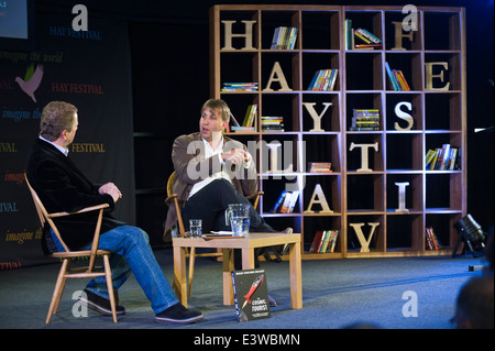 (l-R) Jon Culshaw & Chris Lintott in The Cosmic Tourist Diskussion bei Hay Festival 2014 © Jeff Morgan Stockfoto