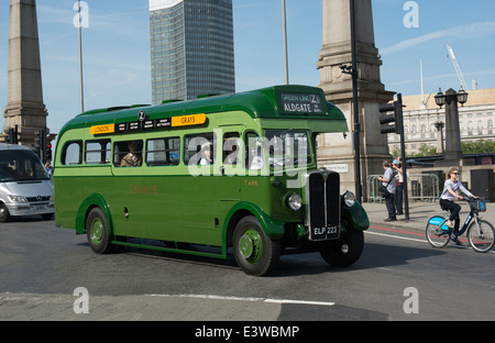 Seinen ersten öffentlichen Auftritt zu machen, da es in Greenline gemalt wurde, ist dieses Regal AEC Trainer jetzt im Besitz von Ensignbus. Stockfoto