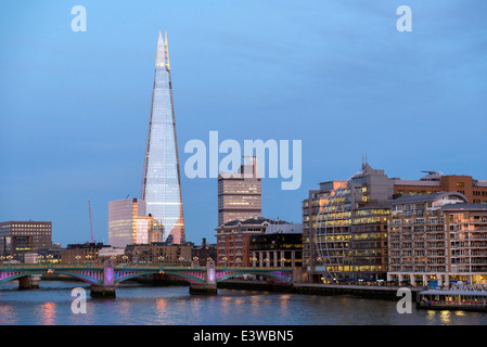 Späte Nachmittagssonne leuchtet auf die Skyline von London. Die Scherbe ist der höchste Wolkenkratzer in Westeuropa. Stockfoto