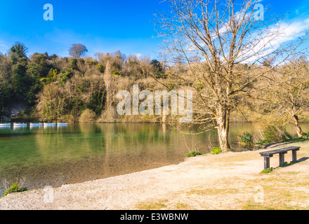 Fives Bootfahren auf Swanbourne See in Arundel, West Sussex Stockfoto