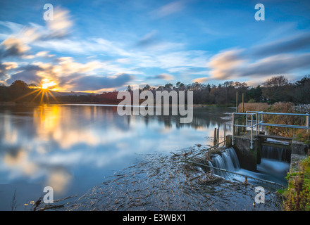 Sonnenuntergang mit Wolken bei Burton Mühlenteich, West Sussex, UK Stockfoto